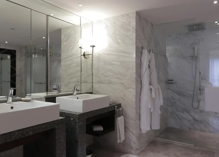 Fairmont Corner Suite